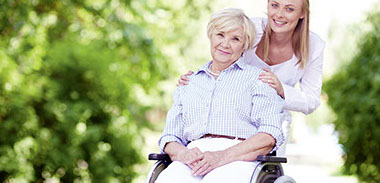 ältere Frau sitzt im Rollstuhl