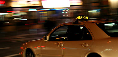 Taxifahrt bei Nacht durch die Stadt