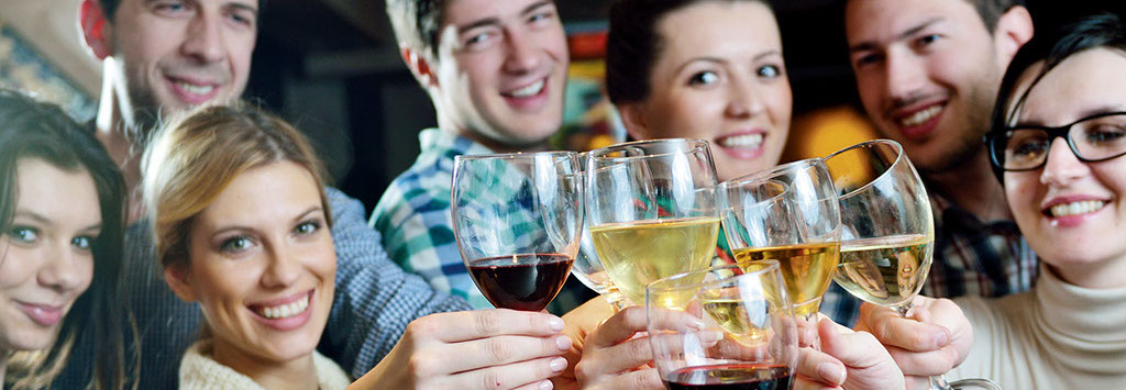 Geschäftsmann mit Tablet bei der Taxifahrt