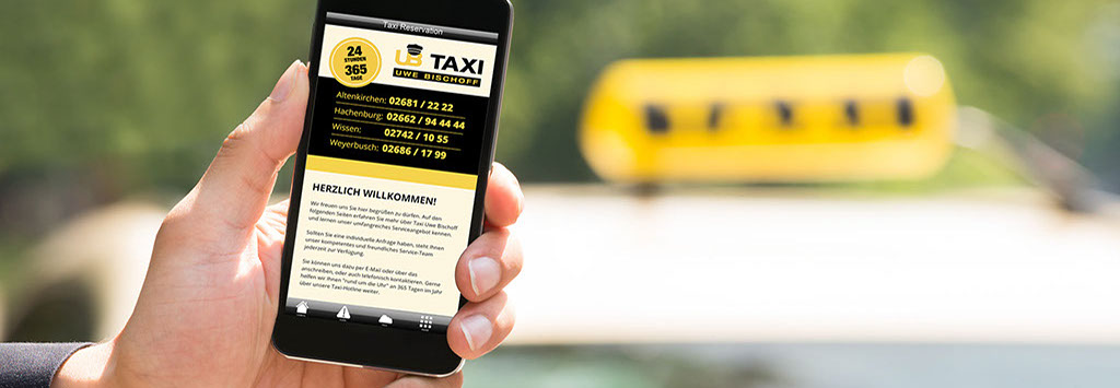 Hand hält Mobiltelefon und zeigt Internetseite von Taxi Uwe Bischoff